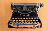 Musée des arts et métiers, Paris. Machine à écrire portable Corona, 1920.